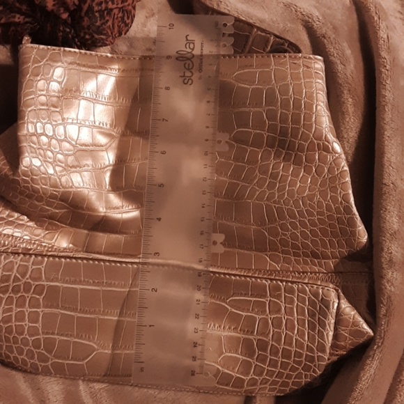 Tommy Hilfiger hangs bag - Picture 7 of 8